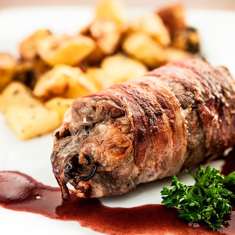 Carne Enrolada em Toucinho Entremeado