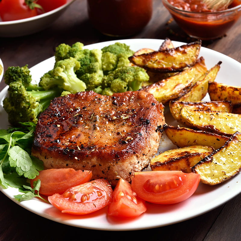 Bife Grelhado com Batatas e Tomate da época Assados