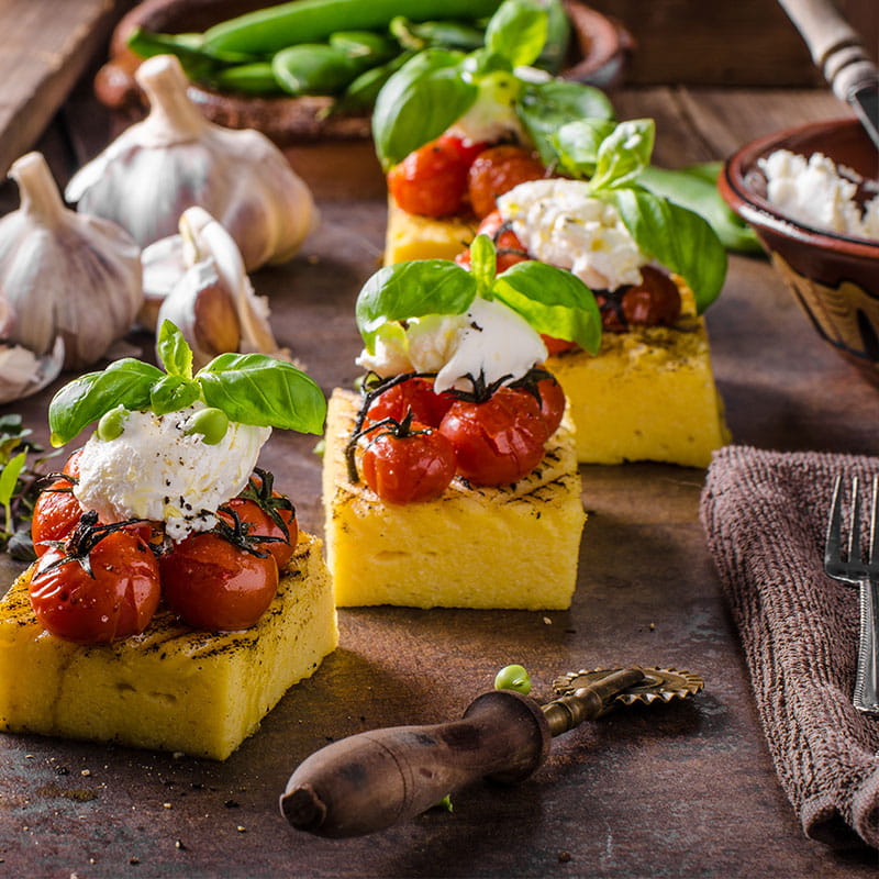 Canapes de Polenta Grelhada com Tomate