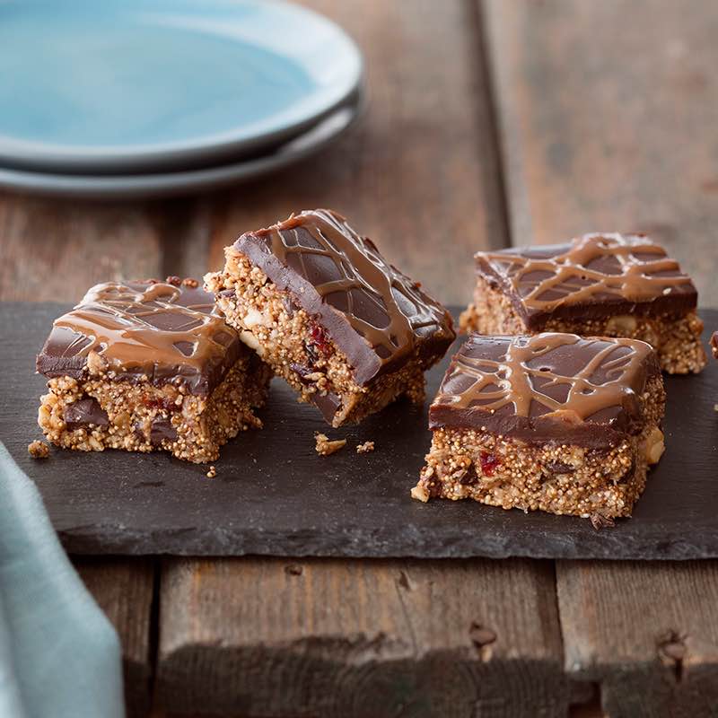 Barras de Aveia Chocolate Preto e Arandos com Amaranto Caju Coco e Caramelo