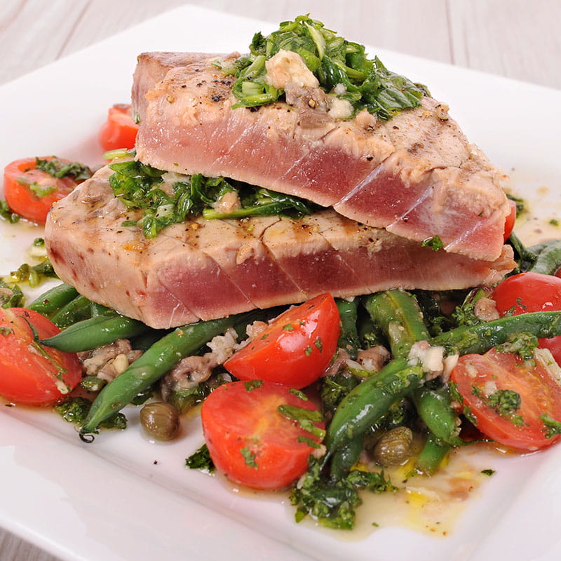 Feijoes Soja e Salada Piripiri cobertas com Atum Tostado