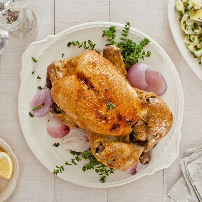 Frango Assado com Molho Cremoso de Tomilho e Salsa