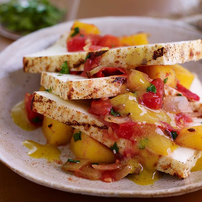Queijo Paneer Grelhado com Molho Chutney de Manga e Tomate e Vinagrete de Caril