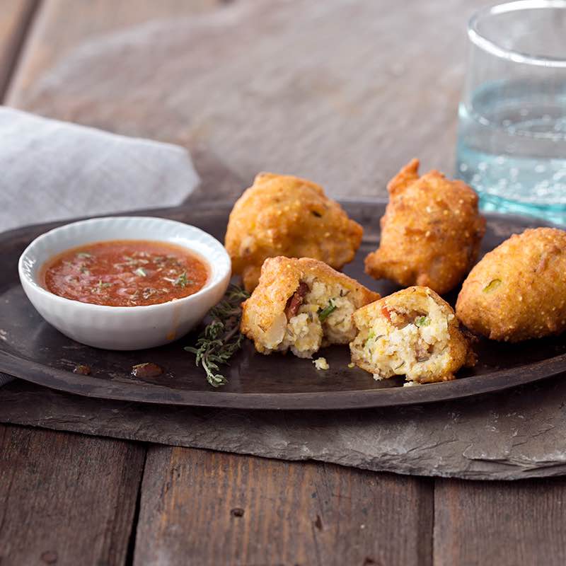 Pastéis de Milho com dip de Bacon e Tomilho