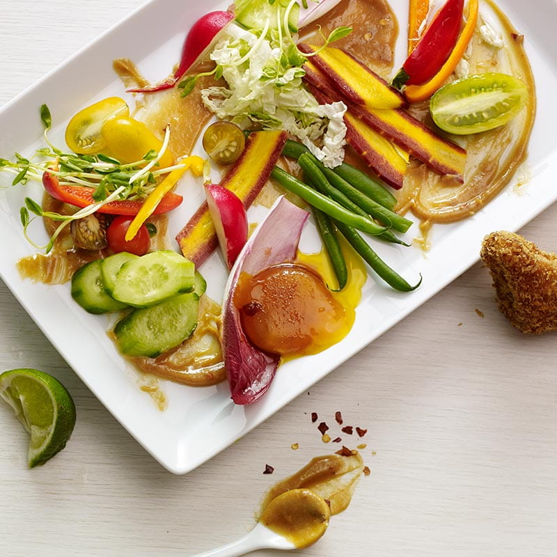 Salada Indonesia Gado Gado com Gemas Curadas em Molho de Soja e Gengibre e Tosta de Camarao
