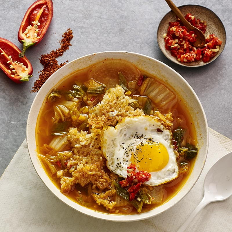 Caldo de Kimchi com Arroz Crocante e Ovo Frito