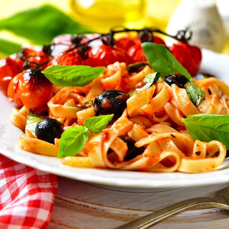 Massa com Molho de Tomate Alho e Azeitonas