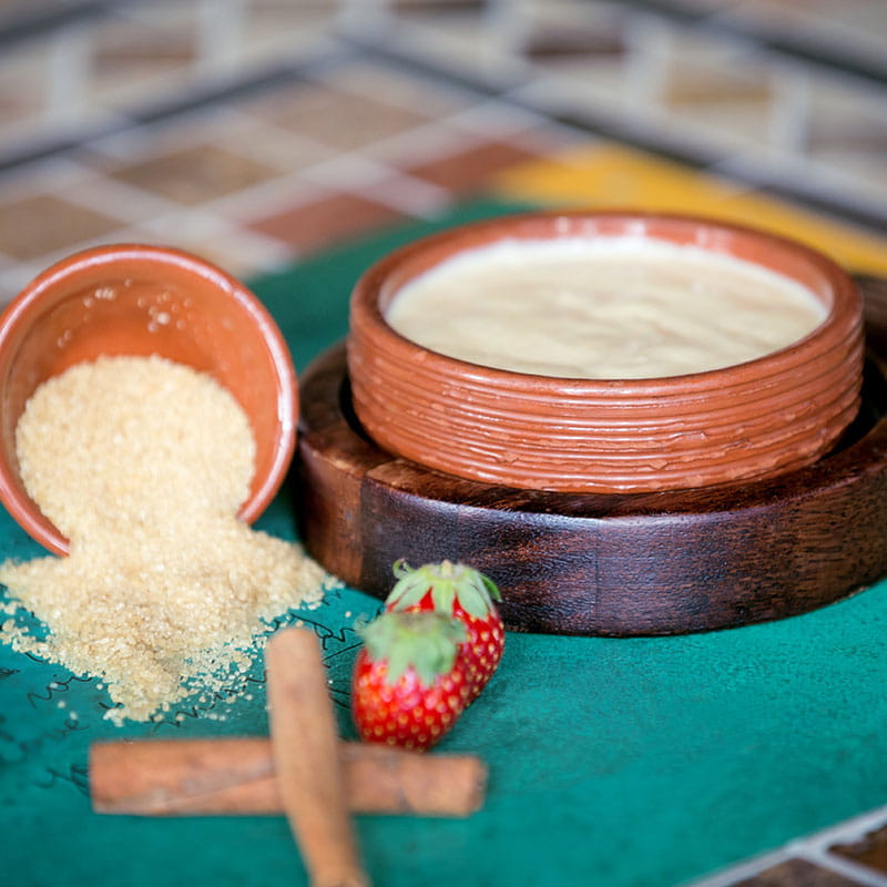 Morangos com Cobertura de Canela e Acucar Amarelo
