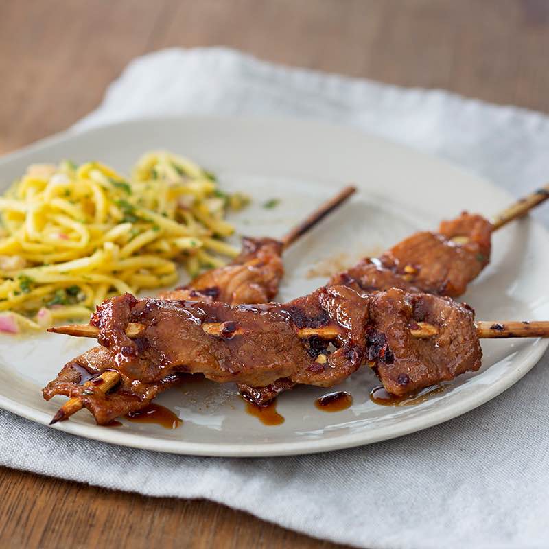 Porco Pinoy no churrasco com Salada de Manga Verde