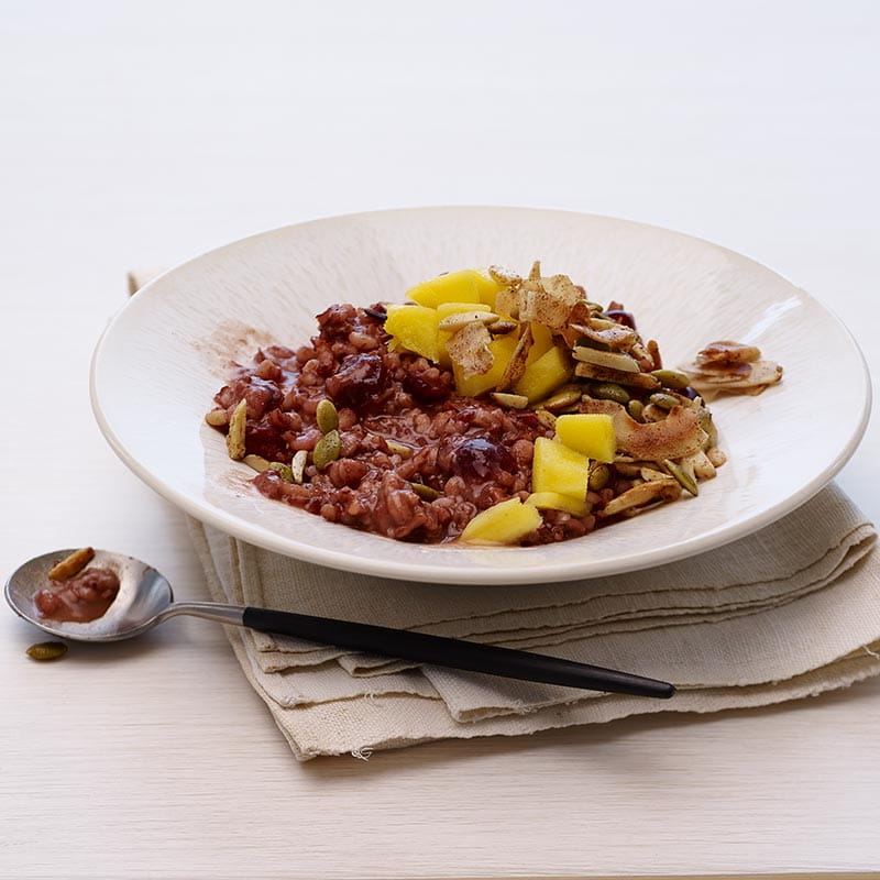 Congee de Cevada e Arroz Vermelho com Manga e Coco