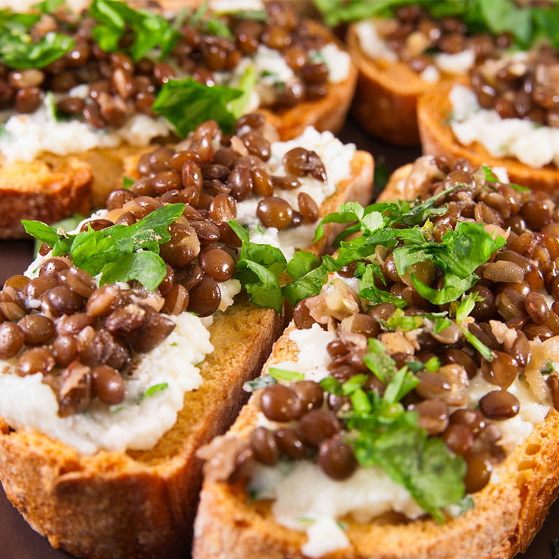 Tostas de Lentilhas Pretas com Pessego em Pickle