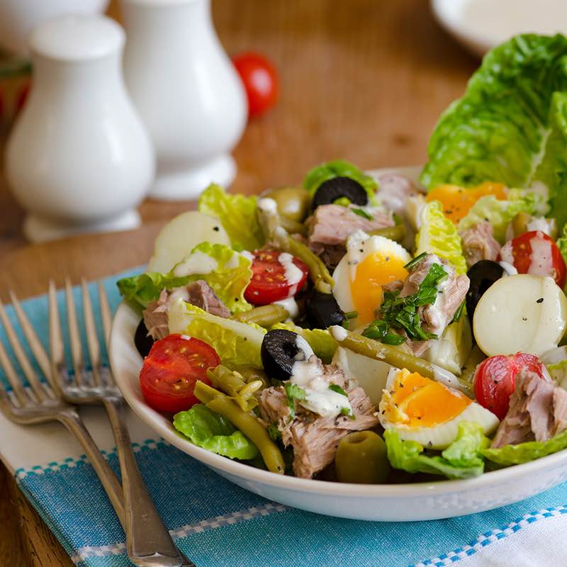 Salada Nicoise com Atum sob crosta de Chia Citrinos e Piripiri