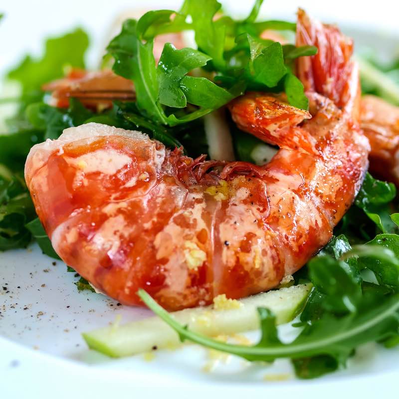 Salada quente de chouriço e camarões com molho de Ervas de Provença